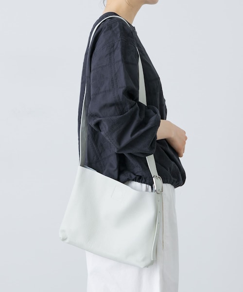 かぐれ(カグレ)の「ATELIER 4.5 SHOULDER BAG(ショルダーバッグ・レディース・white/black/gray・FREE)」の1枚目の写真