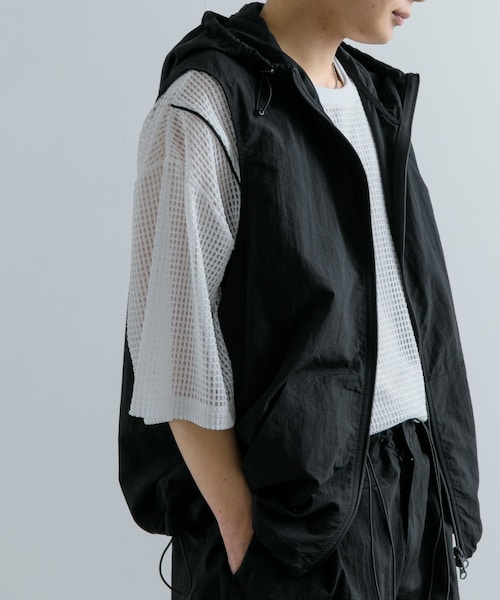 SENSE OF PLACE by URBAN RESEARCH（センスオブプレイスバイアーバンリサーチ）の「『セットアップ対応』ナイロンフーデッドトラックベスト（テーラードジャケット・メンズ・BLACK/L.BLUE・M/L）」の2枚目の写真