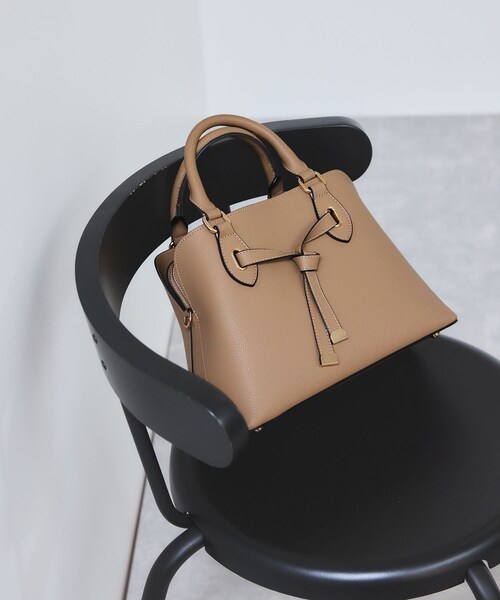 VIS（ビス）の「フロントタイ ブガッティ型ボストンバッグ/2WAY（ボストンバッグ・レディース・ブラック/ベージュ系/レッド・F）」の4枚目の写真