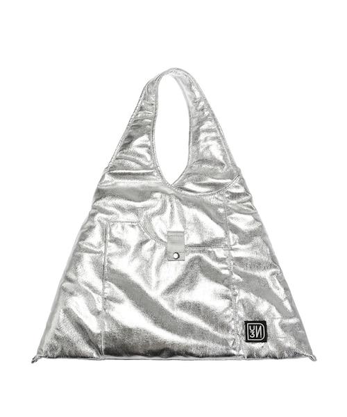 UN3D.(アンスリード)の「2WAY PADDED TRIANGLE BAG(トートバッグ・レディース・ブラック/シルバー・F)」の5枚目の写真