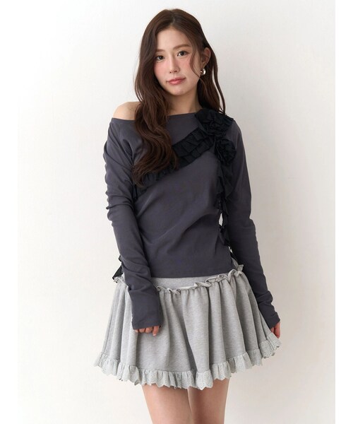 CALNAMUR（カルナムール）の「コサージュフリルオフショルトップス（Tシャツ/カットソー・レディース・ホワイト/チャコールグレー/ピンク・F）」の4枚目の写真