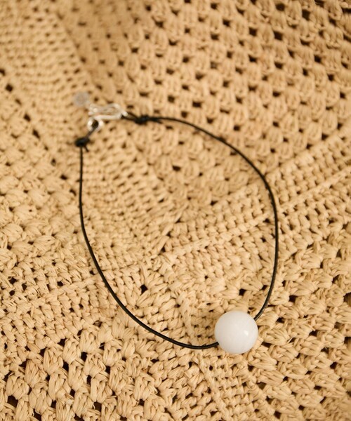 ADAM ET ROPE'（アダムエロペ）の「【J'aDoRe・店舗限定】【Sapir Bachar(サピアバシャール)】SHELL LEATHER CHOKER/レザーチョーカー コーラル（ネックレス・レディース・その他・F）」の2枚目の写真