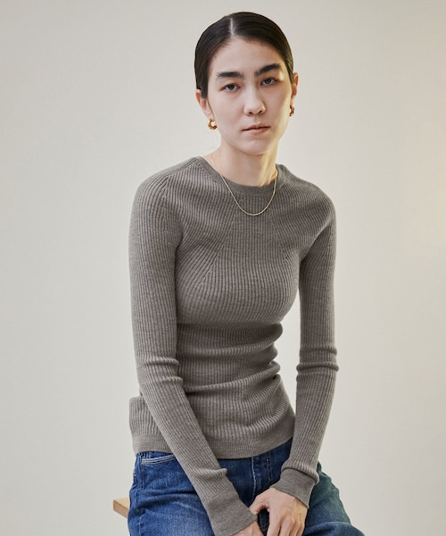 ADAM ET ROPE'（アダムエロペ）の「【公式サイト限定】【BATONER for SALON】別注ボートネックリブプルオーバー（ニット/セーター・レディース・ブラック/イエロー/グレー/オフホワイト/ベージュ・F）」の14枚目の写真