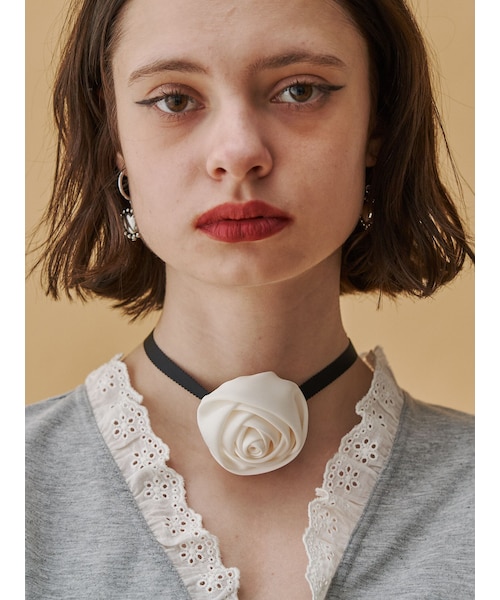 jouetie（ジュエティ）の「サテンローズモチーフチョーカー（ネックレス・レディース・オフホワイト/ブラック・F）」の2枚目の写真