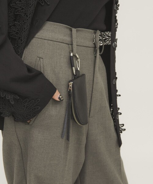 KBF（ケイビーエフ）の「レザーポーチチャーム（キーホルダー・レディース・IVORY/BLACK・One）」の21枚目の写真