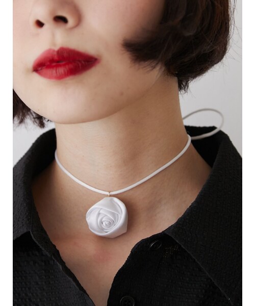 jouetie（ジュエティ）の「ローズリボンチョーカー（ネックレス・レディース・オフホワイト/ブラック/レッド・F）」の3枚目の写真