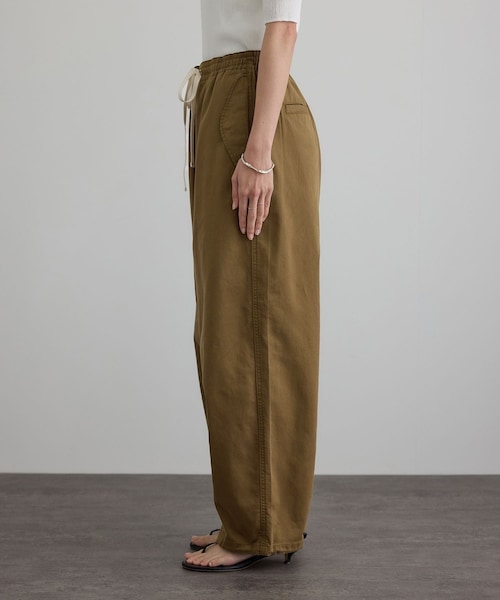 ADAM ET ROPE'（アダムエロペ）の「【WEB限定】ブロークンツイルミリタリータックカーゴパンツ（カーゴパンツ・レディース・オフホワイト/キャメル/カーキ・F）」の12枚目の写真