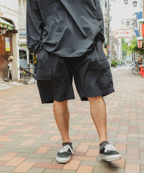 URBAN RESEARCH(アーバンリサーチ)の「Wide Dad BREEZY TECH CARGO SHORTS(その他パンツ・メンズ・D.NAVY/BLACK/CHARCOAL・1/2)」の2枚目の写真