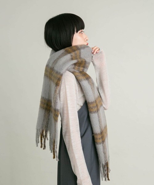 KBF（ケイビーエフ）の「BIGフリンジチェックストール（マフラー・レディース・GRAY×MTD/CAMEL×RED/IVORY×BRN・one）」の17枚目の写真