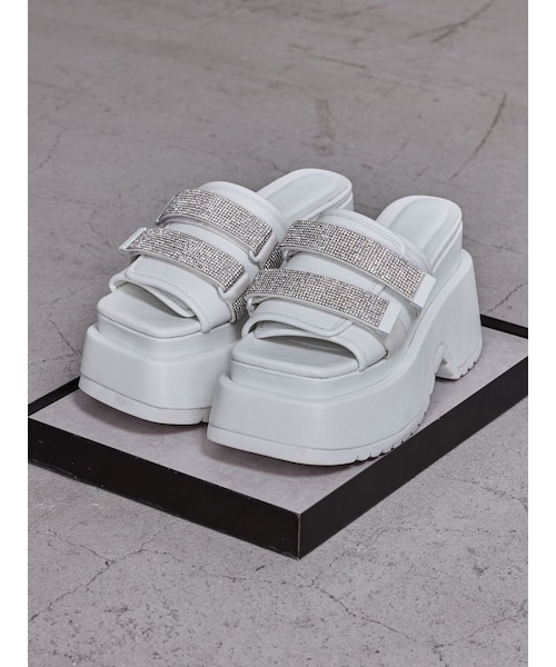 GYDA(ジェイダ)の「Thick sole bijouストラップサンダル(サンダル・レディース・オフホワイト/ブラック・S/M/L)」の1枚目の写真