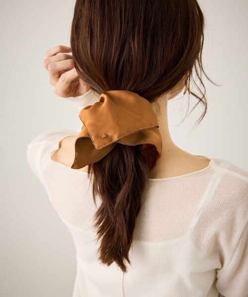 ROPE' PICNIC(ロペピクニック)の「チャーム付きサテンボリュームスクエアシュシュ(ヘアゴム・レディース・ブラック/キャメル系/ベージュ・F)」の4枚目の写真