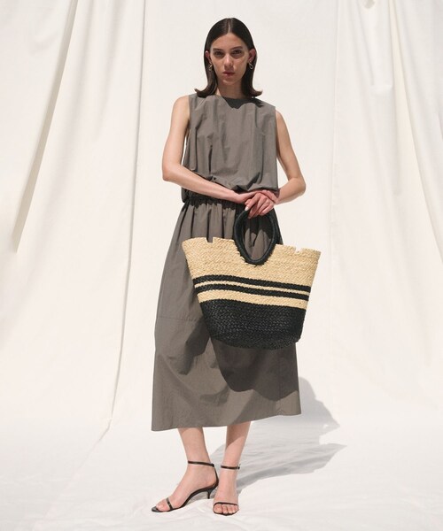 ROPE'(ロペ)の「【一部店舗限定】【REALM(レルム)】COTTON TAFFETA COLOR-BLOCKED DRESS|切り替えワンピース(ワンピース・レディース・ブラック/カーキ・38)」の18枚目の写真