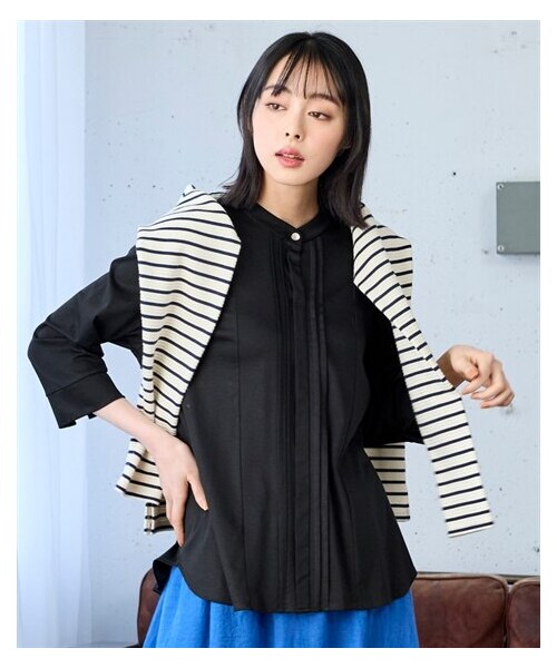 nissen（ニッセン）の「大きいサイズ ひんやりシルケットピンタックカットソーブラウス（接触冷感・UVカット・抗菌防臭テープ付き）（シャツ/ブラウス・レディース・ブルーグレー/黒/オフホワイト・L/LL/3L/4L/5L/6L/8L/10L）」の2枚目の写真