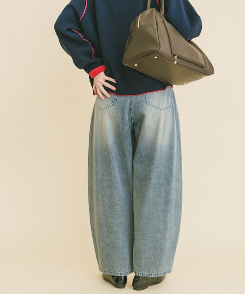 ITEMS URBANRESEARCH（アイテムズ アーバンリサーチ）の「デニムコクーンパンツ（デニムパンツ・レディース・WASHBLU/BLK・S/M）」の13枚目の写真