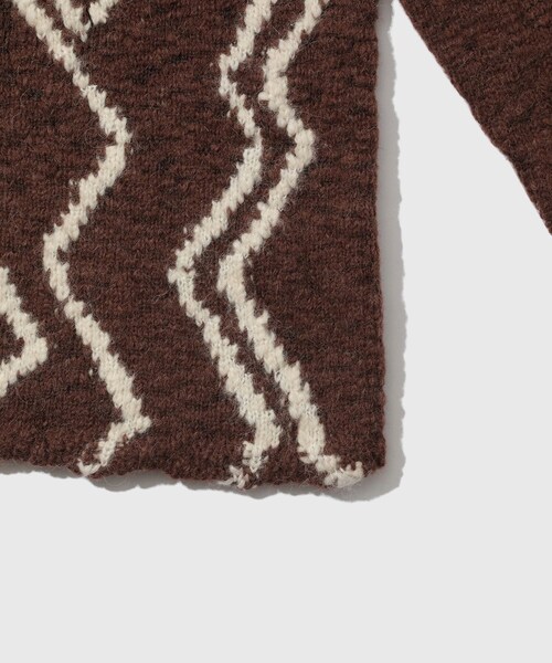 ADAM ET ROPE'(アダムエロペ)の「【CMMN SWDN/コモン スウェーデン】Rug artwork Cardigan(カーディガン/ボレロ・メンズ・ダークブラウン・46)」の6枚目の写真