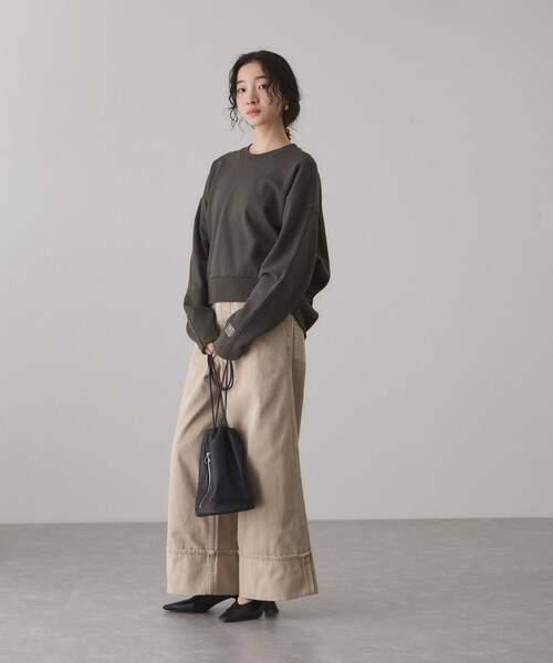 ADAM ET ROPE'(アダムエロペ)の「【サステナブル】ロゴフォルムスウェット(スウェット・レディース・チャコール/キナリ系/ライトグリーン・F)」の11枚目の写真