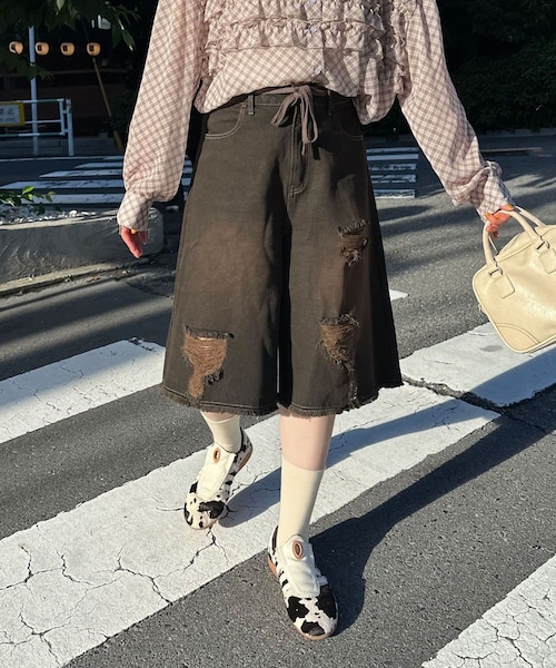 CIAOPANIC（チャオパニック）の「オーバーダイダメージハーフデニムパンツ（デニムパンツ・レディース・ベージュ/ブラウン・ONE）」の2枚目の写真