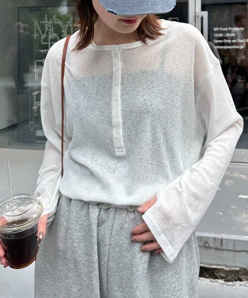 CIAOPANIC TYPY（チャオパニックティピー）の「2WAYシアーヘンリーネックTEE（Tシャツ/カットソー・レディース・グレー/ホワイト/オレンジ/ブラック/サックスブルー・ONE）」の2枚目の写真