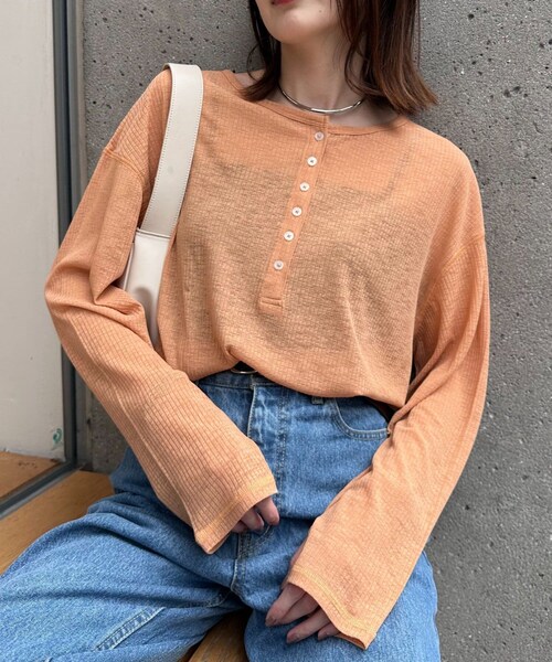 CIAOPANIC TYPY（チャオパニックティピー）の「2WAYシアーヘンリーネックTEE（Tシャツ/カットソー・レディース・グレー/ホワイト/オレンジ/ブラック/サックスブルー・ONE）」の5枚目の写真