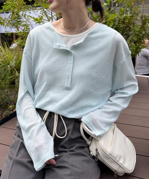 CIAOPANIC TYPY（チャオパニックティピー）の「2WAYシアーヘンリーネックTEE（Tシャツ/カットソー・レディース・グレー/ホワイト/オレンジ/ブラック/サックスブルー・ONE）」の4枚目の写真