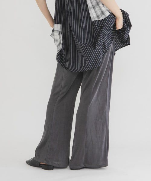 KBF(ケイビーエフ)の「シャイニーフレアイージーパンツ(その他パンツ・レディース・CHARCOAL/BLACK/BEIGE・One)」の16枚目の写真