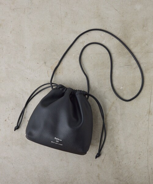 PUAL CE CIN（ピュアルセシン）の「【リバイバル/新色登場】フェイクレザー巾着バッグ（バッグ・レディース・ブラウン/ブラック・FREE）」の2枚目の写真