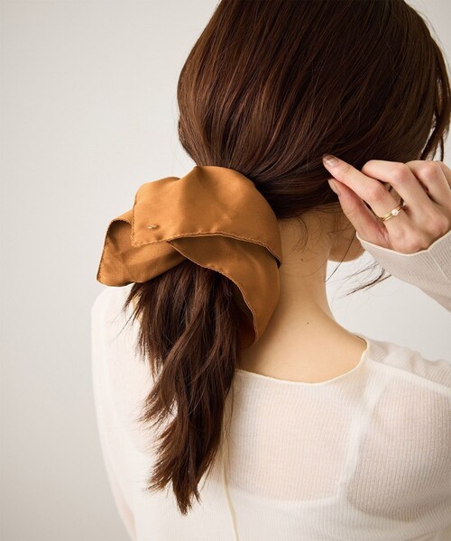 ROPE' PICNIC(ロペピクニック)の「チャーム付きサテンボリュームスクエアシュシュ(ヘアゴム・レディース・ブラック/キャメル系/ベージュ・F)」の17枚目の写真