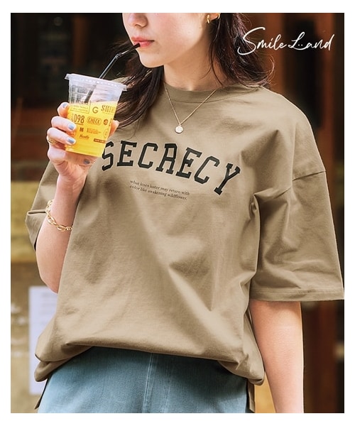 nissen（ニッセン）の「＜大きいサイズ＞ 綿100％ゆるシルエットプリントＴシャツ（接触冷感・UVカット）（Tシャツ/カットソー・レディース・黒(フォト猫)/ピンクベージュ(靴)/チャコール(フラワー)/黒(メッセージ)/グレイッシュベージュ(ロゴ)/サンドベージュ(バックロゴ)/アッシュブルー(メッセージ)/オフホワイト(フォト)/チャコール(バックプリント)/ネイビー(ヴィンテージ風)/モカブラウン(ロゴ)/グレイッシュネイビー(ナンバー)/チャコール(フォト)/グリーン(CAT)/黒(ロゴメッセージ)/グレージュ(ウサギ)/コーラルピンク(変身ポーズ)/黒(フラワー&ロゴ)・L/LL/3L/4L/5L/6L/8L/10L）」の5枚目の写真