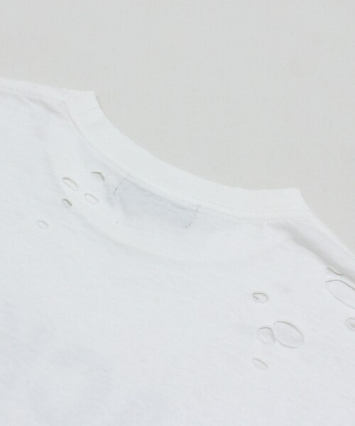 RNA（アールエヌエー）の「M2523 ダメージルーズＴ（トップス・レディース・ホワイト/スミクロ/ディープレッド）」の16枚目の写真