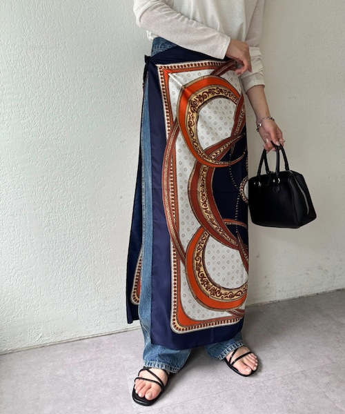 DISCOAT（ディスコート）の「【WEB限定】パネルプリント大判スカーフ（バンダナ/スカーフ・レディース・ベージュ/レッド/ネイビー・F）」の2枚目の写真