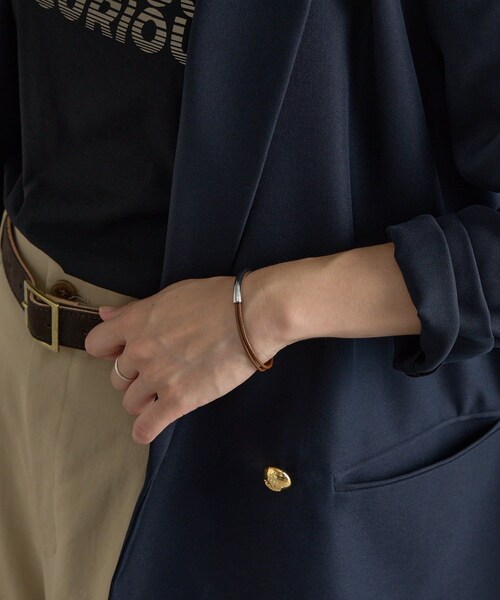 RIVE DROITE（リヴドロワ）の「【程よい存在感】コードバングル（バングル/リストバンド・レディース・ダークブラウン/キャメル・F）」の2枚目の写真