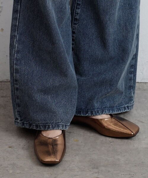 COLONY 2139（コロニートゥーワンスリーナイン）の「スクエアトゥパンプス（パンプス・レディース・ゴールド/ブロンズ/ネイビー・M/L）」の2枚目の写真