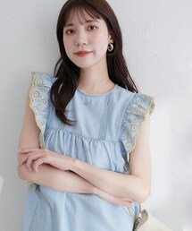 natural couture（ナチュラルクチュール）の「【WEB限定】デニム刺繍フリルブラウス（トップス）」