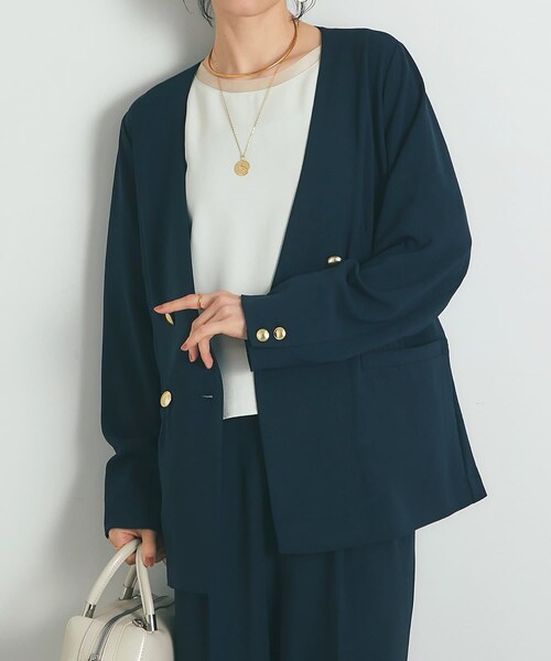 un dix cors(アンディコール)の「《接触冷感・速乾・セットアップ可》ハイストレッチカルゼワッシャー金釦ジャケット(ノーカラージャケット・レディース・モカ/ネイビー・F)」の2枚目の写真