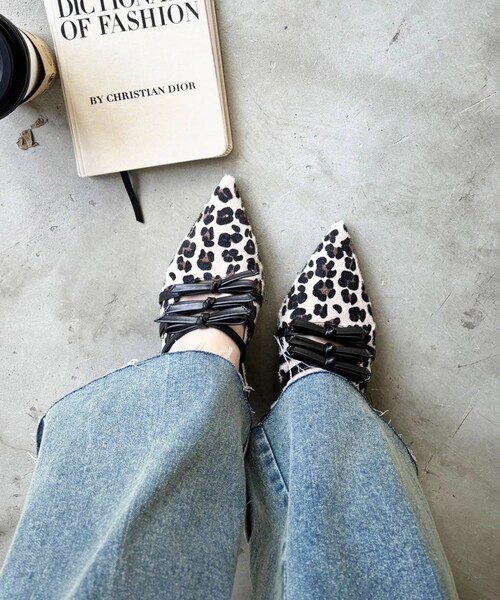 one after another NICE CLAUP(ワンアフターアナザーナイスクラップ)の「リボン付きポインテッドストラップシューズ(その他シューズ・レディース・アイボリー/その他1・1/3/2)」の2枚目の写真