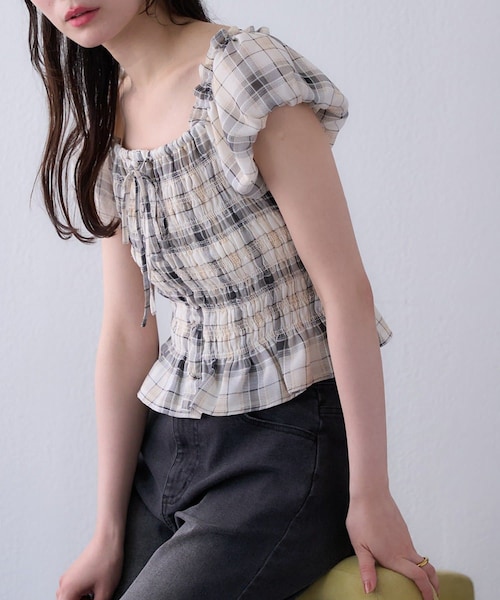 one after another NICE CLAUP（ワンアフターアナザーナイスクラップ）の「【新色追加】シャーリングブラウス（トップス・レディース・ベージュ系その他/ブルー系その他・FREE）」の2枚目の写真