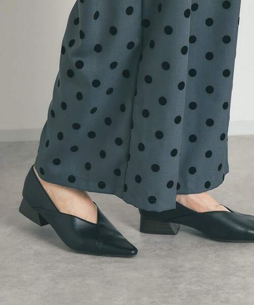 un dix cors（アンディコール）の「【EVOL(イーボル)】Vカットポインテッドスタックヒールパンプス（パンプス・レディース・シルバー/アイボリー/ブラック・24/23/23.5）」の3枚目の写真