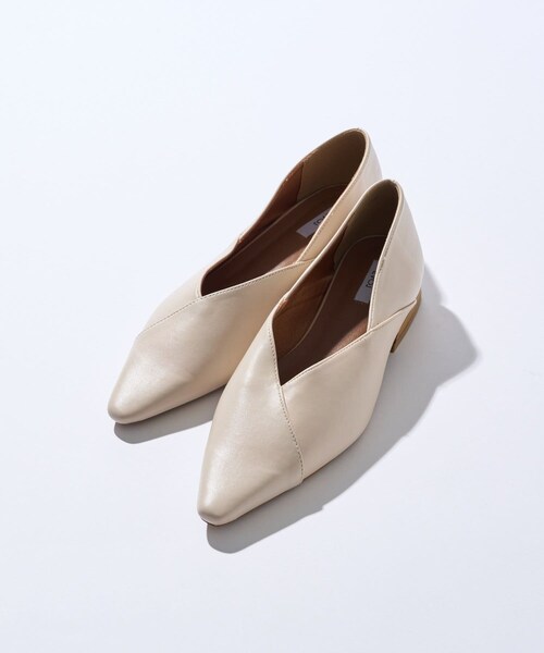 un dix cors（アンディコール）の「【EVOL(イーボル)】Vカットポインテッドスタックヒールパンプス（パンプス・レディース・シルバー/アイボリー/ブラック・24/23/23.5）」の2枚目の写真