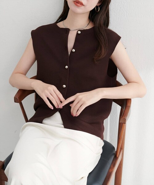 natural couture（ナチュラルクチュール）の「金釦ノースリきれいめニットベスト（ニット/セーター・レディース・オフホワイト/ブラック/ブラウン・FREE）」の3枚目の写真