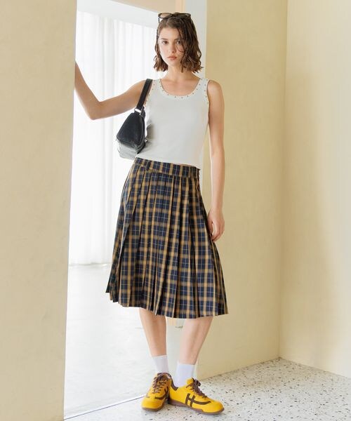 FOREVER 21(フォーエバー トゥエンティーワン)の「スタッズタンク(その他・オフホワイト05/ブラック09/ブラウン58・FREE)」の3枚目の写真