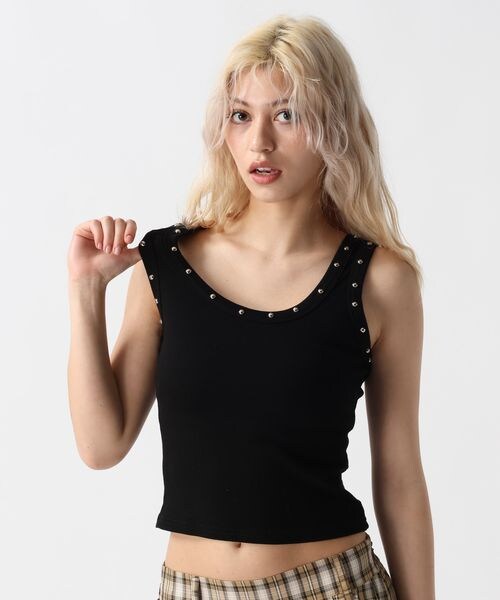 FOREVER 21(フォーエバー トゥエンティーワン)の「スタッズタンク(その他・オフホワイト05/ブラック09/ブラウン58・FREE)」の1枚目の写真