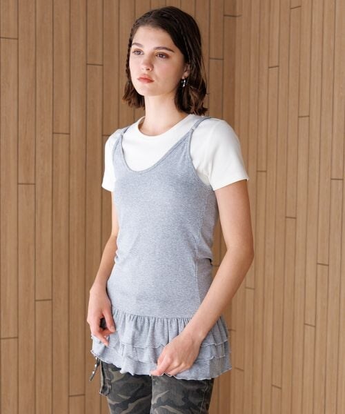 FOREVER 21（フォーエバー トゥエンティーワン）の「フリルヘムキャミソール（その他・オフホワイト05/ブラック09/グレー10・FREE）」の6枚目の写真