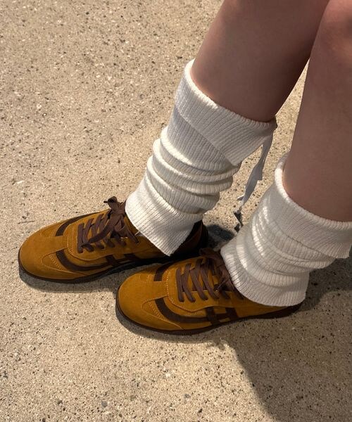 FOREVER 21（フォーエバー トゥエンティーワン）の「ローカットスニーカー（その他・レッド30/キャメル54/イエロー60・M(23.0~23.5cm)/L(24.0~24.5cm)）」の2枚目の写真