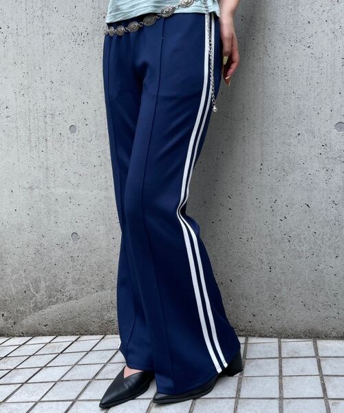 FOREVER 21(フォーエバー トゥエンティーワン)の「ラインフレアジャージパンツ(フォーマルスーツ/小物・ブラック09/グリーン70/ネイビー88・S/M)」の2枚目の写真