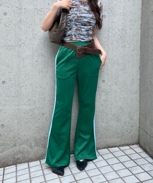 FOREVER 21(フォーエバー トゥエンティーワン)の「ラインフレアジャージパンツ(フォーマルスーツ/小物・ブラック09/グリーン70/ネイビー88・S/M)」の11枚目の写真