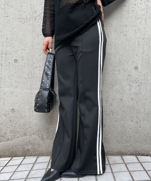 FOREVER 21(フォーエバー トゥエンティーワン)の「ラインフレアジャージパンツ(フォーマルスーツ/小物・ブラック09/グリーン70/ネイビー88・S/M)」の14枚目の写真