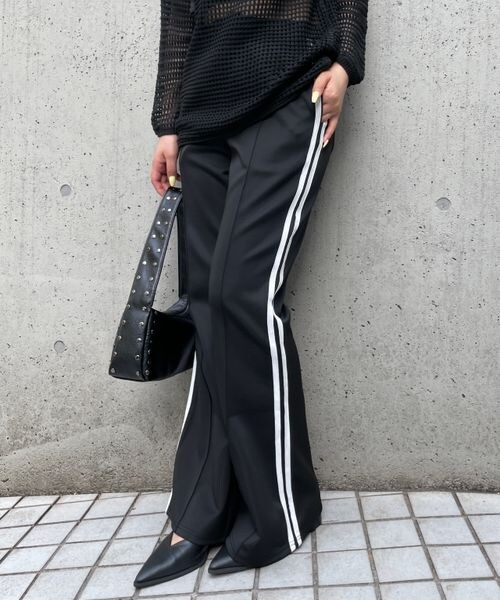 FOREVER 21(フォーエバー トゥエンティーワン)の「ラインフレアジャージパンツ(フォーマルスーツ/小物・ブラック09/グリーン70/ネイビー88・S/M)」の4枚目の写真