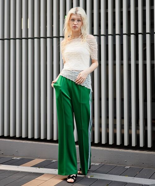 FOREVER 21(フォーエバー トゥエンティーワン)の「ラインフレアジャージパンツ(フォーマルスーツ/小物・ブラック09/グリーン70/ネイビー88・S/M)」の3枚目の写真