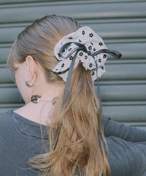 リボン付きホワイトシュシュ スリーフォータイム Three Four Time フリンジシフォンリボン