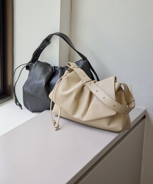 ear PAPILLONNER（イアパピヨネ）の「レザーフラップショルダーバッグ